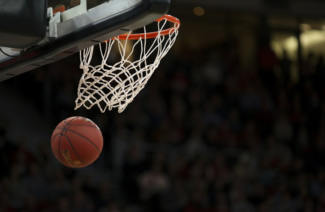 Balón entrando en una canasta de baloncesto
