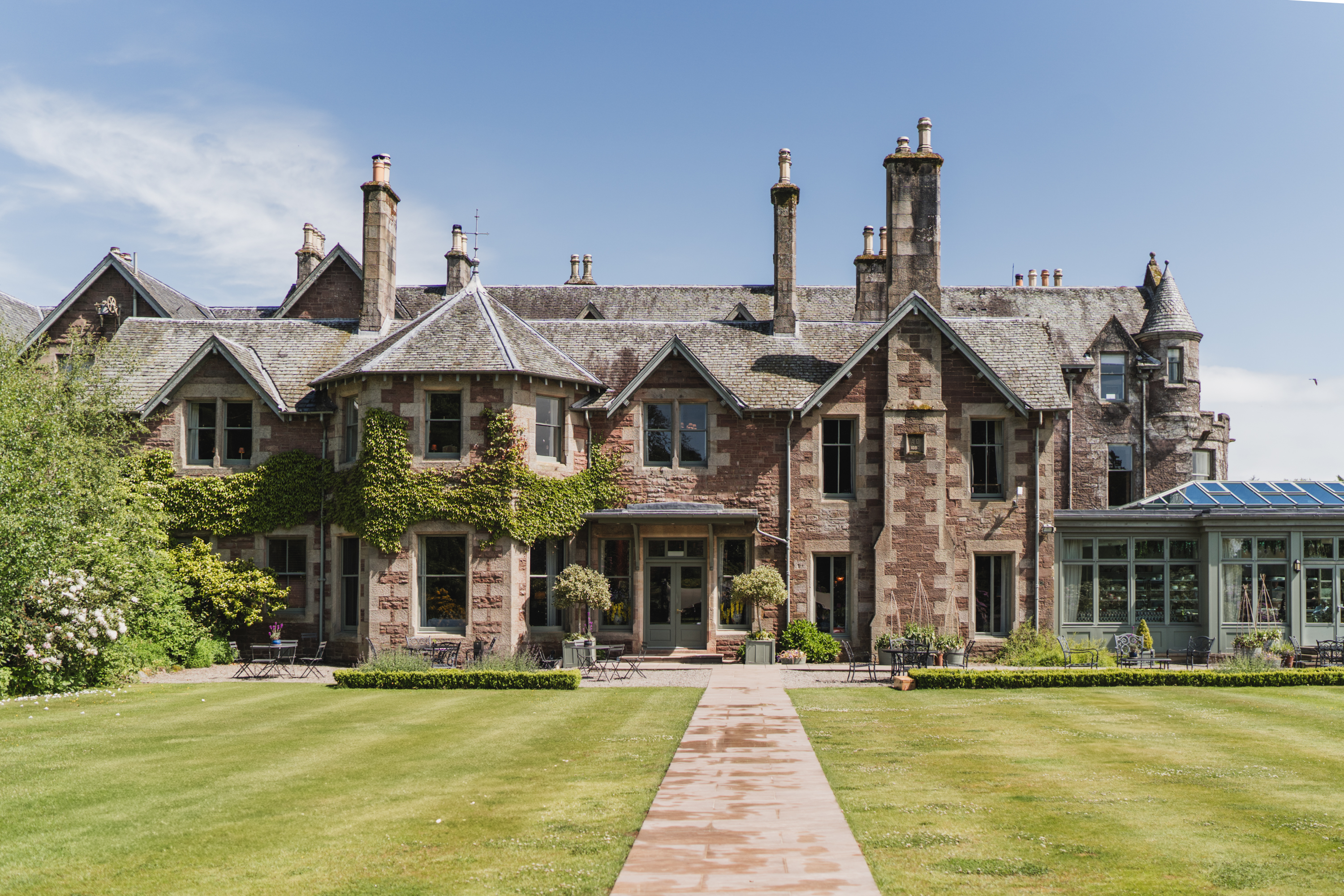 Fachada y jardines del Hotel Cromlix, Escocia
