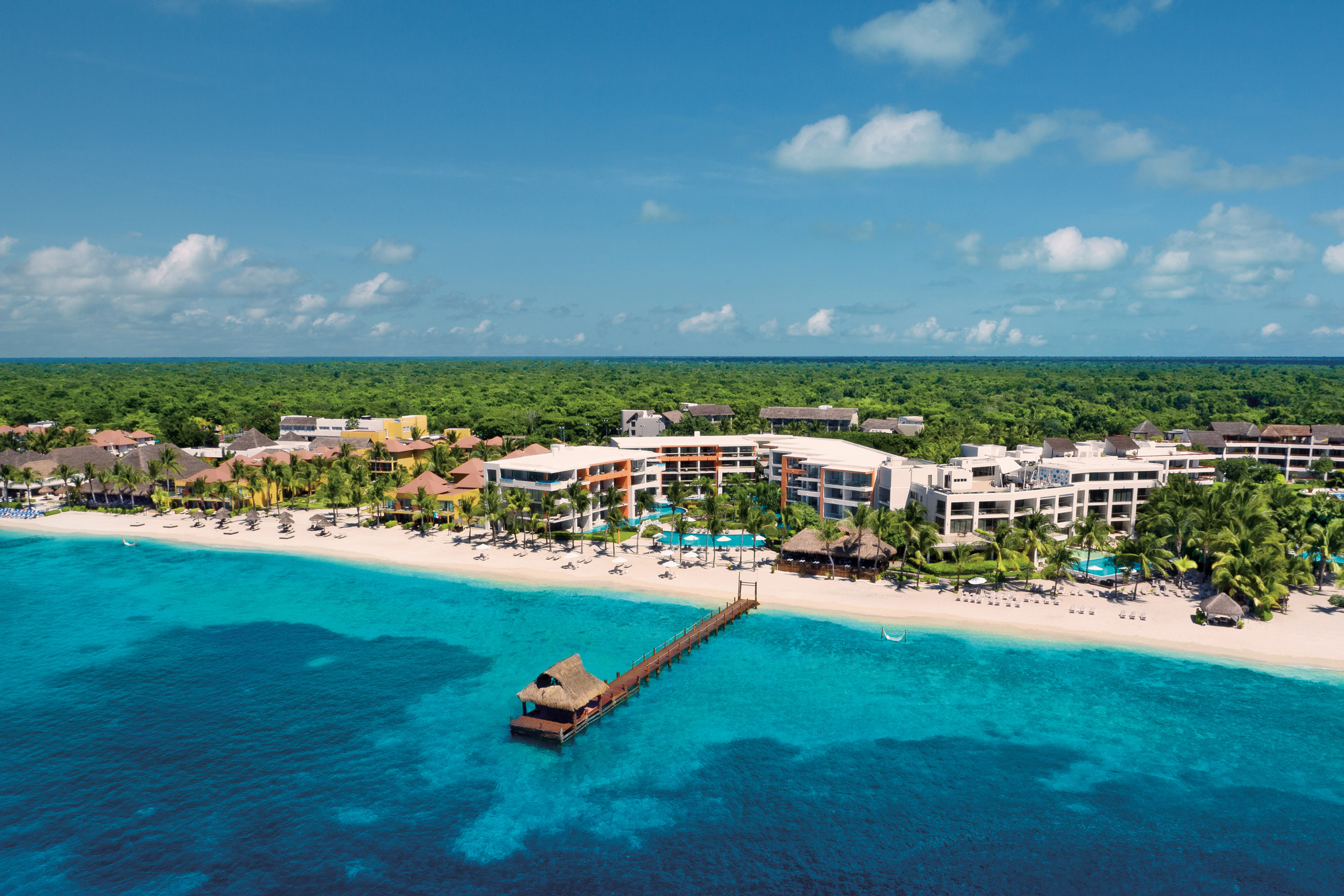 Vista aérea y playa del hotel Secrets Aura Cozumel