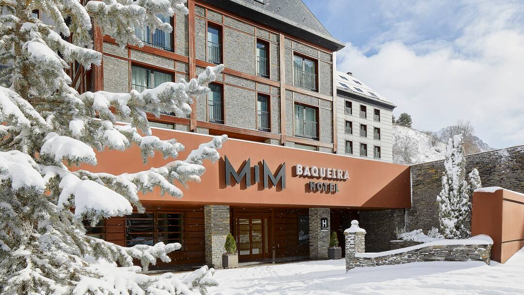 Entrada del Hotel MiM Baqueira en un entorno nevado