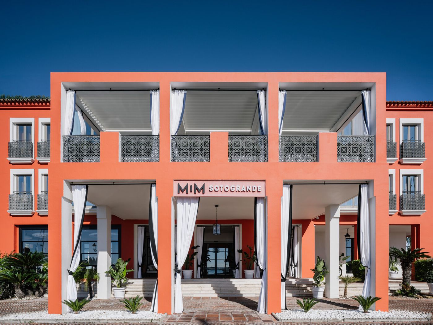 Fachada del Hotel MiM Sotogrande