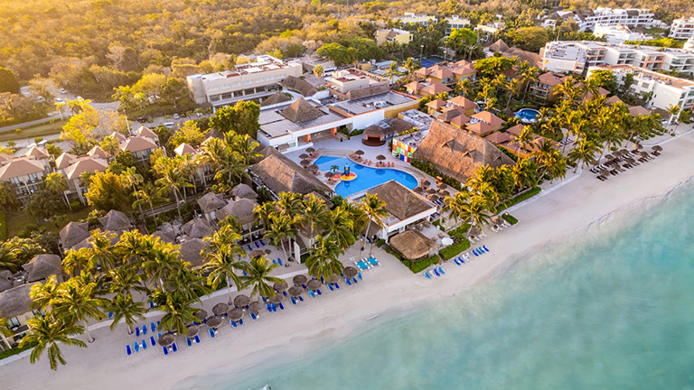 Vista aérea de la piscina y playa del hotel Sunscape Sabor Cozumel