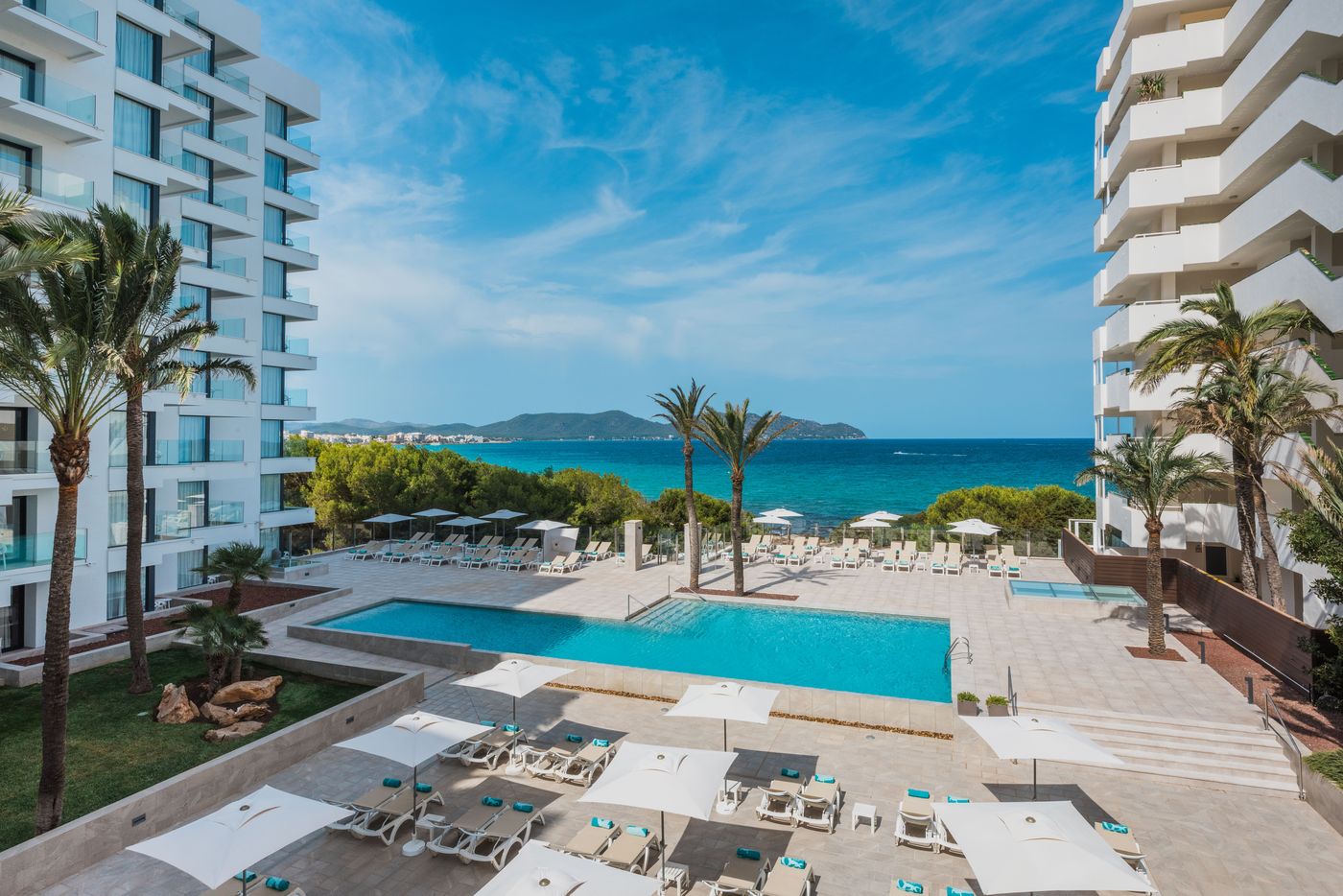 Piscina y fachada del hotel Iberostar Waves Cala Millor