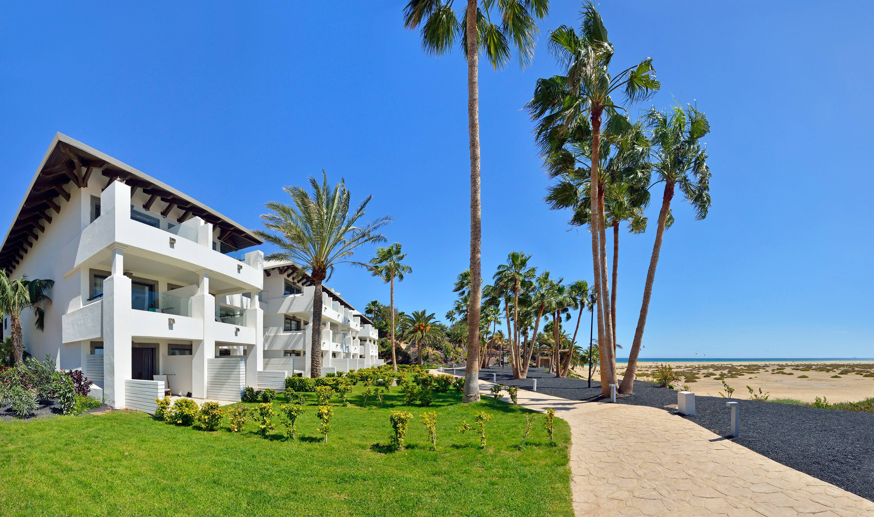 Edificio del Hotel ZEL Fuerteventura junto a la playa