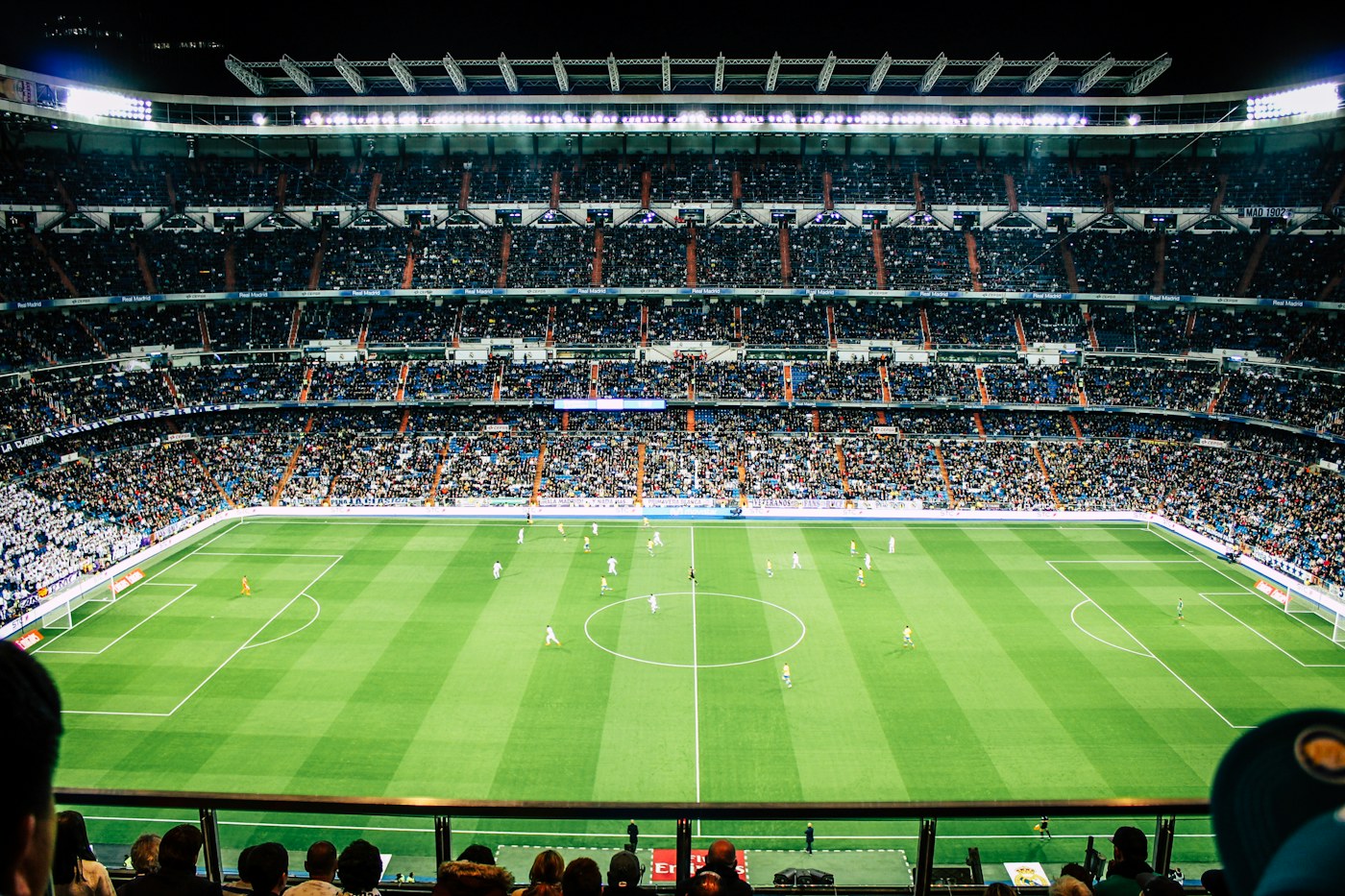 Estadio de fútbol con gradas y terreno de juego