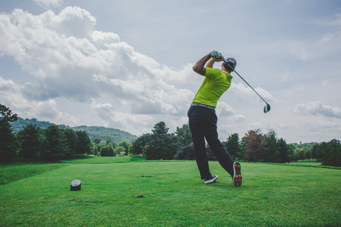 Golfista ejecutando un golpe en el campo